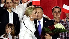 Amtshinhaber Duda am Sonntag der Stichwahl mit seiner Frau in Pultusk. 
