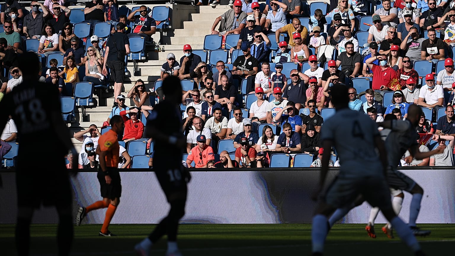 Des spectateurs en tribune dans le stade Océane au Havre pour la première rencontre avec public depuis le confinement, match amical entre le PSG et Le Havre Athletic Club