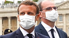 Predicando con el ejemplo. El presidente Macron y el primer ministro Jean Castex con mascarilla tras el desfile del 14 de julio. 
