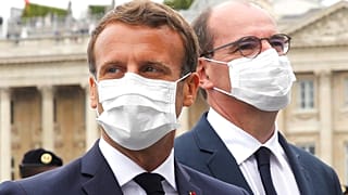 Predicando con el ejemplo. El presidente Macron y el primer ministro Jean Castex con mascarilla tras el desfile del 14 de julio.