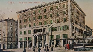 Una foto del Narodni Dom nel 1910, 10 anni prima del rogo. Nel 1927 è stato espropriato alla comunità slovena, oggi è sede della Scuola per Interpreti e Traduttori