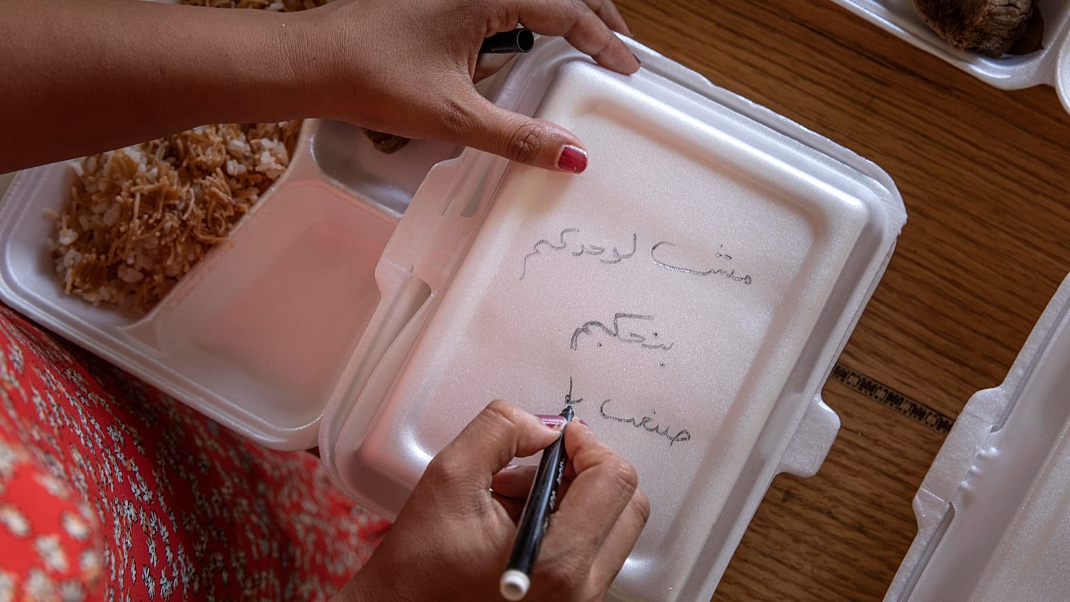 كتابة رسائل للمصابين على علب الطعام لدعمهم معنويا