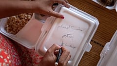 كتابة رسائل للمصابين على علب الطعام لدعمهم معنويا