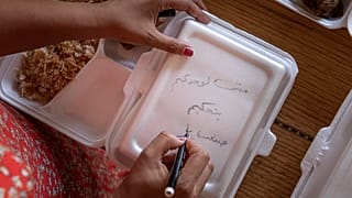 كتابة رسائل للمصابين على علب الطعام لدعمهم معنويا
