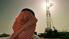 Archive - Un puits de pétrole en cours de construction en Arabie Saoudite, 26 février 1997