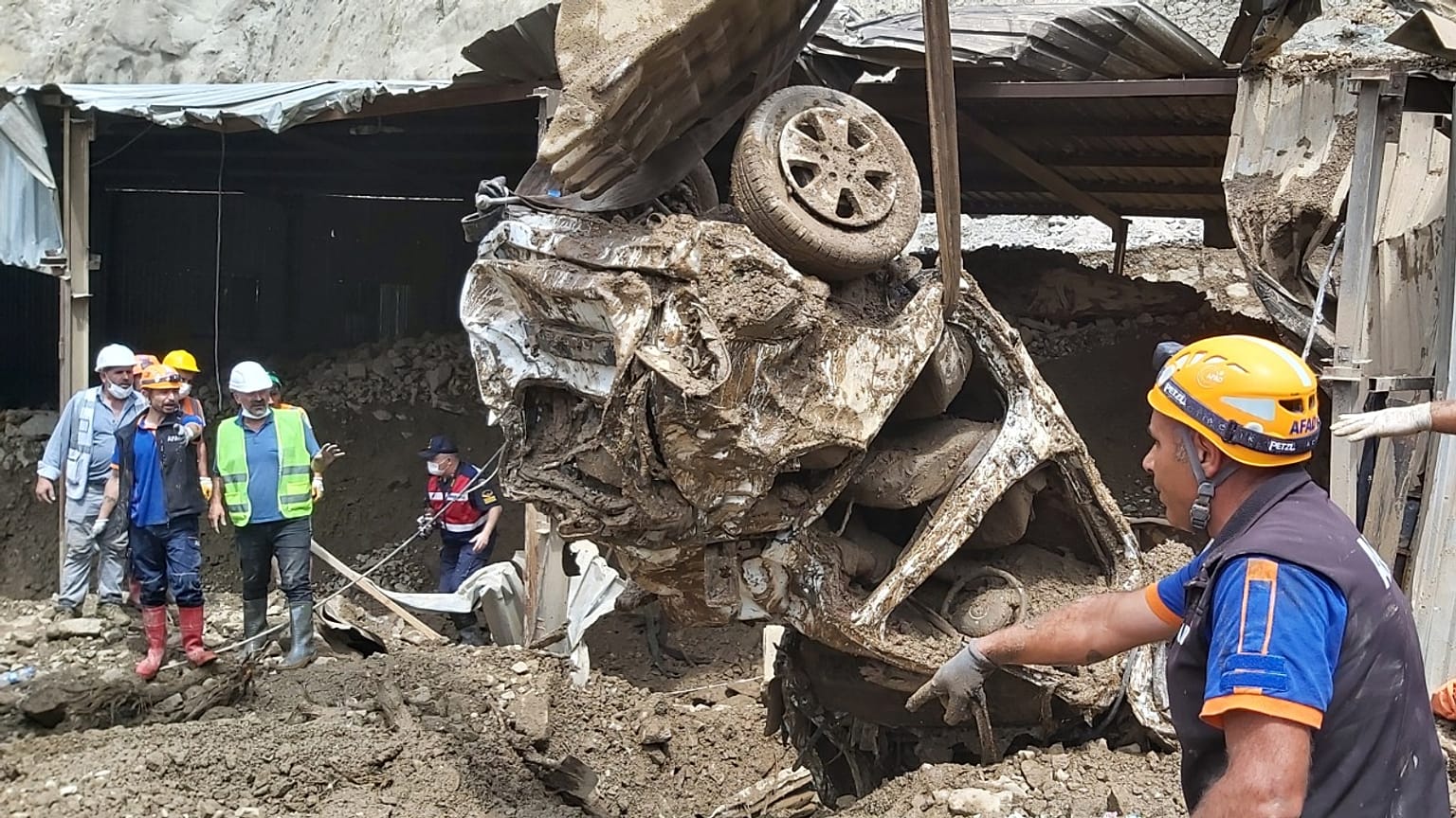 Artvin'deki selde kaybolan 3 kişinin cansız bedenine ulaşıldı