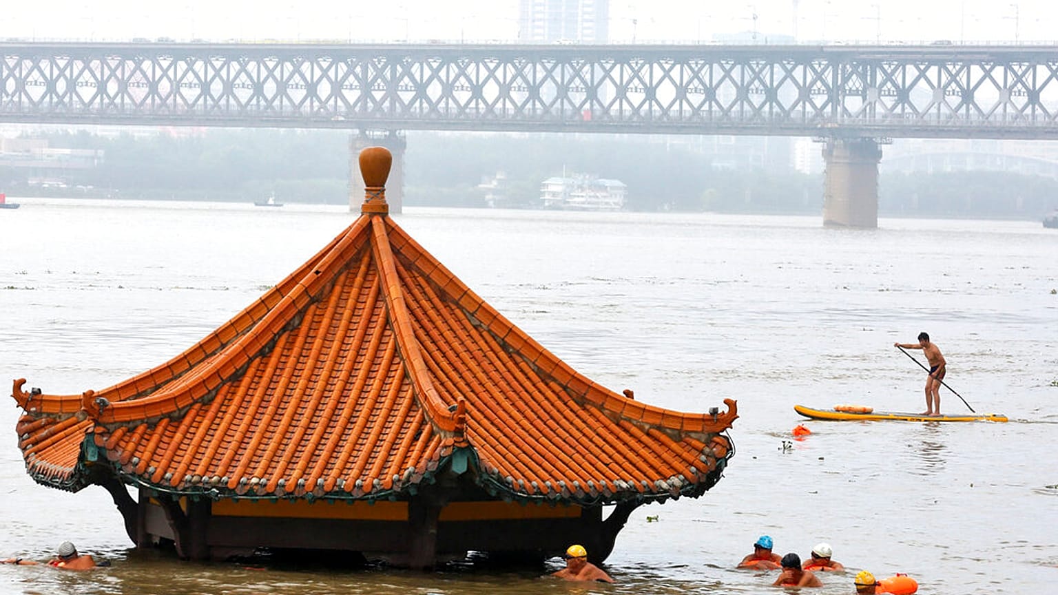 Edifício submerso junto à cidade de Wuhan