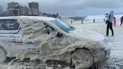 Afrika'nın uç noktası Cape Town'da çıkan fırtına okyanusu köpürttü