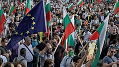 A kormány távozását követelik