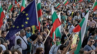 A kormány távozását követelik