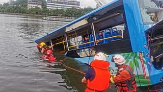 Çin'de göle düşen otobüs