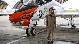 Le lieutenant Madeline Swegle devant un T-45C Goshawk le 7 juillet 2020.