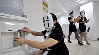 Ofis ortamında maske ile dolaşan çalışanlar (arşiv) 