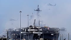 Amerikan savaş gemisinde 3 gündür süren yangının görüntüleri