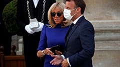 El presidente francés Emmanuel Macron lleva una mascarilla al salir con su esposa Brigitte después de dar un discurso a las Fuerzas Militares Francesas en el Hotel de Brienne.
