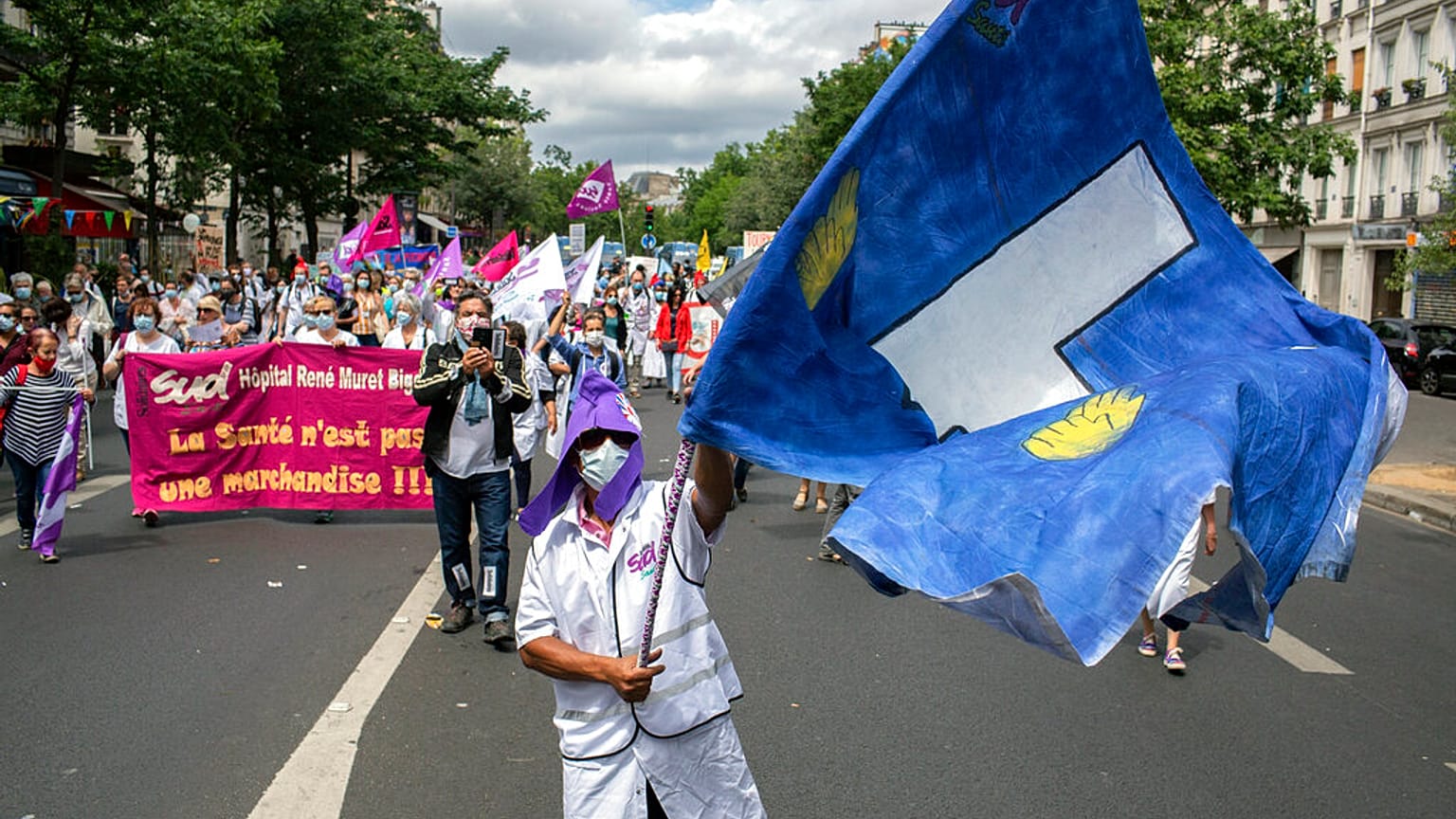 Proteste von Gesundheitspersonal in Paris am französischen Nationalfeiertag