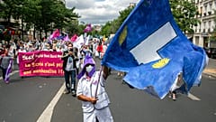 Proteste von Gesundheitspersonal in Paris am französischen Nationalfeiertag