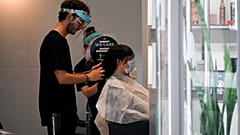Κομμώτριες με κορονοϊό φορούσαν προστατευτική μάσκα και δεν...κόλλησαν κανέναν!