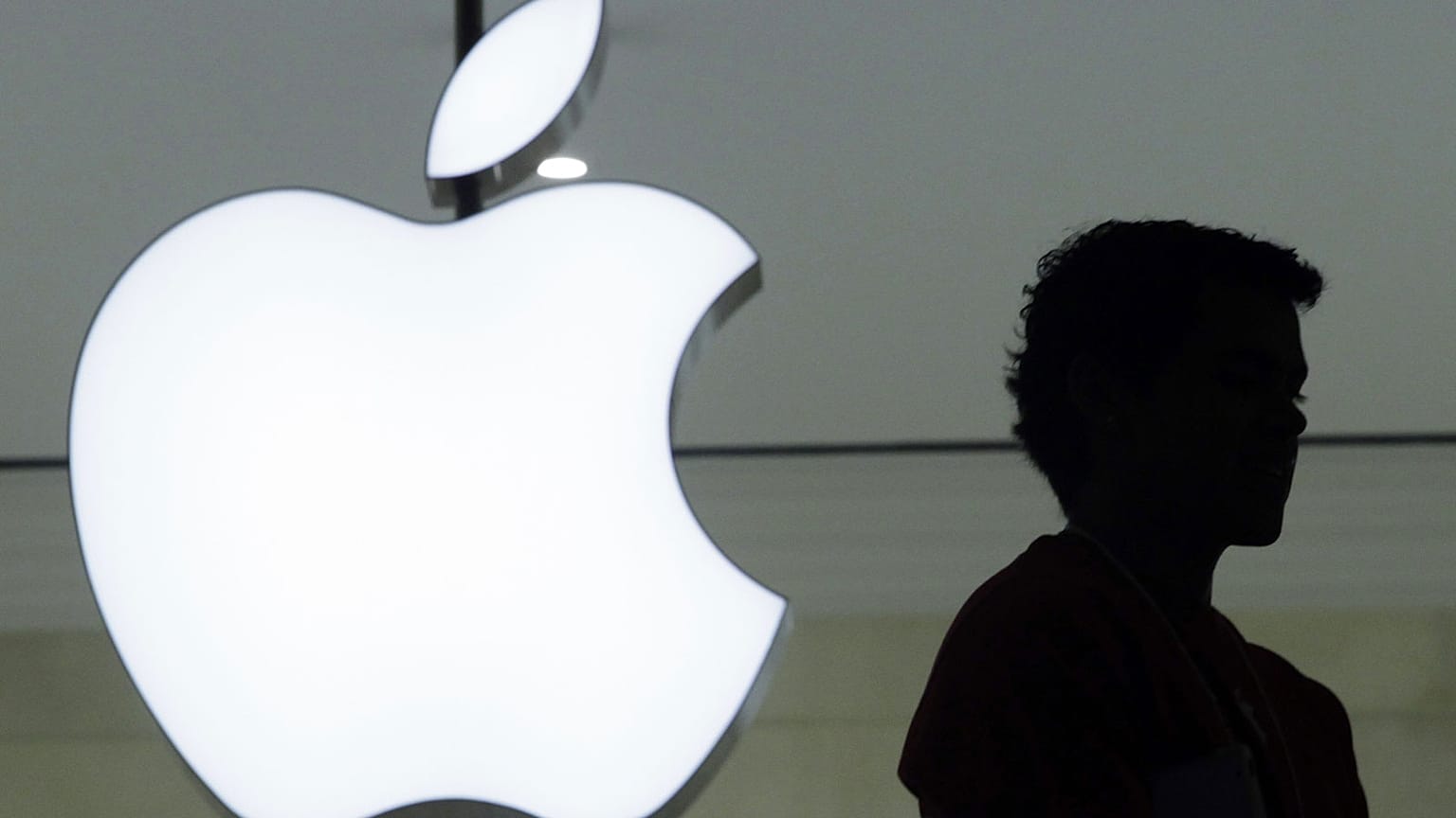 Archives : logo d'Apple sur la boutique de la compagnie dans la gare Grand Central Terminal de New York, le 7 décembre 2011