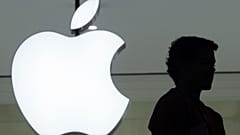 Archives : logo d'Apple sur la boutique de la compagnie dans la gare Grand Central Terminal de New York, le 7 décembre 2011