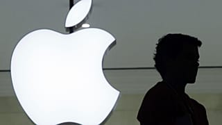 Archives : logo d'Apple sur la boutique de la compagnie dans la gare Grand Central Terminal de New York, le 7 décembre 2011