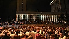 Azerbaycan'da halk seferberlik talebiyle Milli Meclisin önünde toplandı