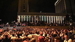 Azerbaycan'da halk seferberlik talebiyle Milli Meclisin önünde toplandı
