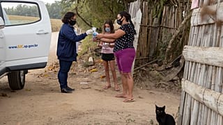 Escola responde à pandemia com material escolar a domicílio