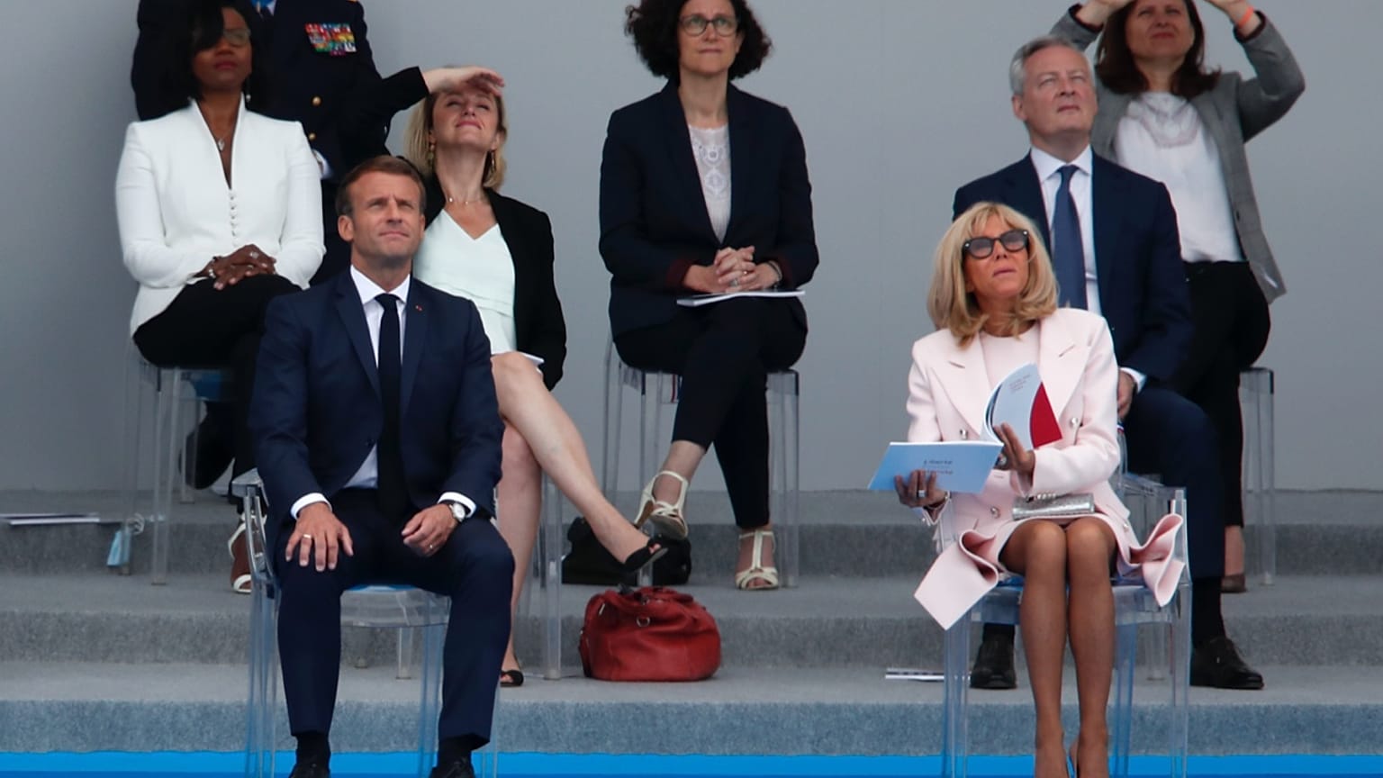 Fransa Cumhurbaşkanı Emmanuel Macron, eşi Brigitte Macon ile birlikte Bastille Günü kutlamaları çerçevesinde Fransız savaş uçaklarının gösterisini izliyor
