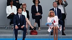 Fransa Cumhurbaşkanı Emmanuel Macron, eşi Brigitte Macon ile birlikte Bastille Günü kutlamaları çerçevesinde Fransız savaş uçaklarının gösterisini izliyor