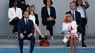 Fransa Cumhurbaşkanı Emmanuel Macron, eşi Brigitte Macon ile birlikte Bastille Günü kutlamaları çerçevesinde Fransız savaş uçaklarının gösterisini izliyor