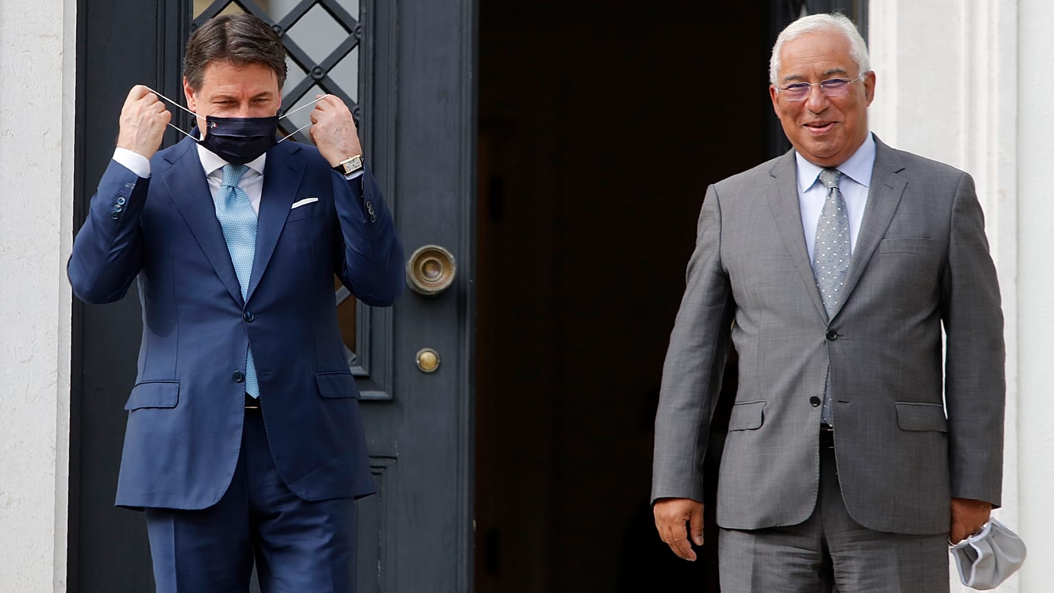 Il presidente del consiglio italiano, Conte, e il primo ministro portoghese Antonio Costa durante il loro incontro dello scorso 7 luglio