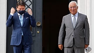 Il presidente del consiglio italiano, Conte, e il primo ministro portoghese Antonio Costa durante il loro incontro dello scorso 7 luglio