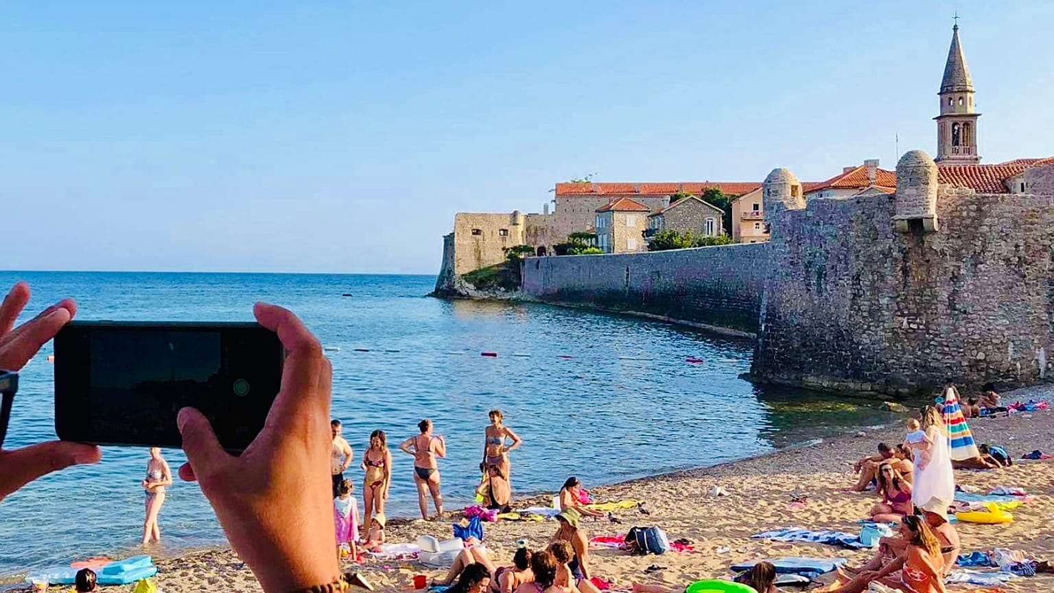 Montenegrói strand 2020 júliusában