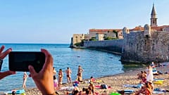 Montenegrói strand 2020 júliusában