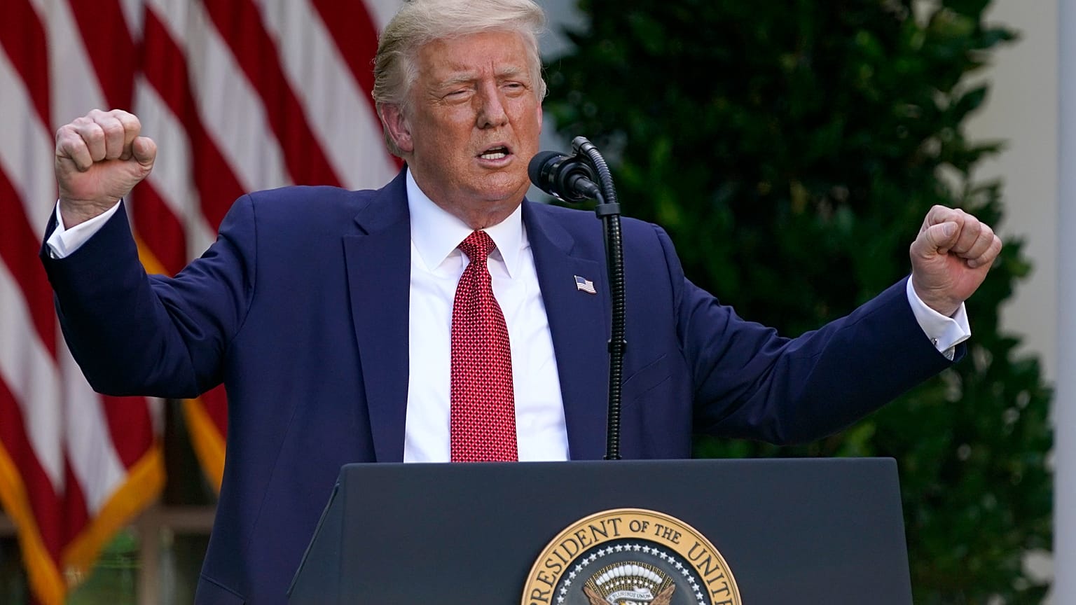China amenaza con represalias después de que Trump pusiera fin al trato preferencial con Hong Kong