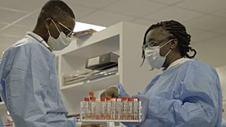 El Instituto científico Noguchi lidera la batalla contra la fiebre amarilla y el ébola en Ghana