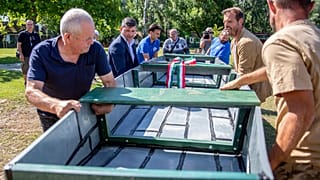 Szabó László ladikkészítő mester, Molnár Attila Dávid ötletgazda  és önkéntesek vízre teszik az első Tiszai Plasztik Ladikot 