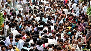 Una multitud pulula en un área de mercado cerca de una estación de tren en la víspera del Día Mundial de la Población en Mumbai (India), el martes 10 de julio de 2012.