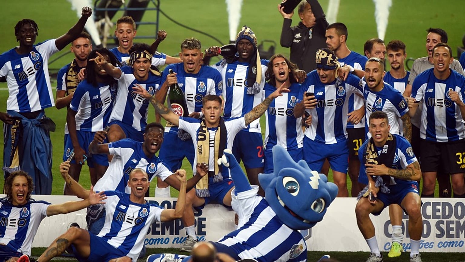 Jogadores festejam 29.° título do FCP