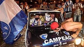 Adeptos do FC Porto libertaram nas ruas as emoções contidas há meses