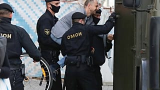 Очередь на подачу жалобы в ЦИК Беларуси растянулась на 2 км, задержания начались после 19:00 по местному времени