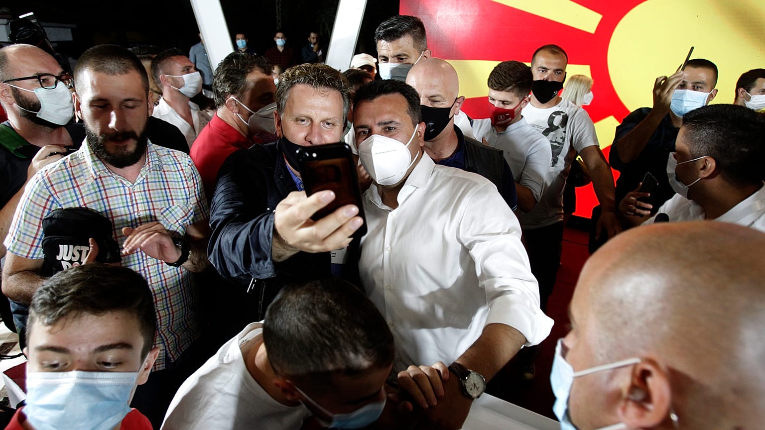 Ο Ζ. Ζάεφ με υποστηρικτές του κόμματός του