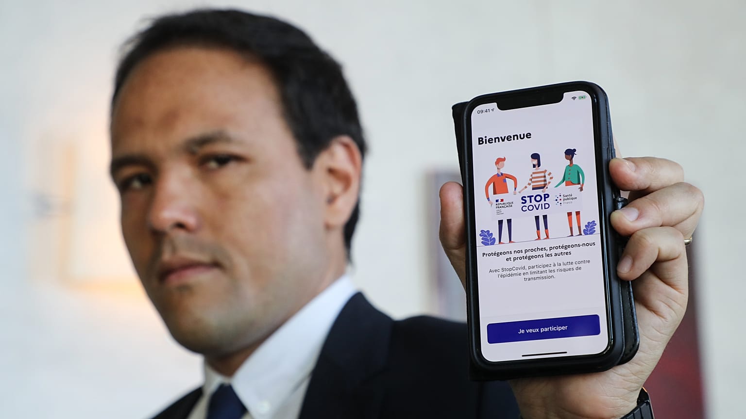 Il segretario di Stato francese al digitale, Cedric O, presenta l'app StopCovid (che non sta andando benissimo)
