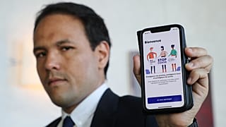 Il segretario di Stato francese al digitale, Cedric O, presenta l'app StopCovid (che non sta andando benissimo)