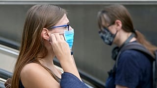 Fransa: Kapalı kamusal alanlarda maske zorunluluğu önümüzdeki hafta başlıyor