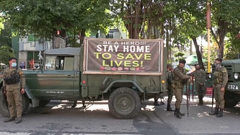 Filipinler'de polis, karantina yasağını uygulamak için sokaklarda