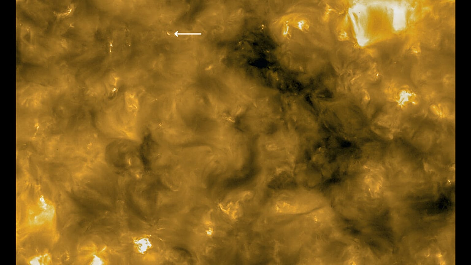 Detalle de una "hoguera solar" y comparación con el tamaño de la Tierra.