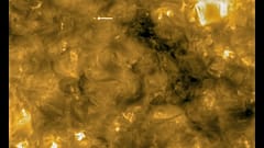 Detalle de una "hoguera solar" y comparación con el tamaño de la Tierra.