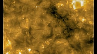 Detalle de una "hoguera solar" y comparación con el tamaño de la Tierra.